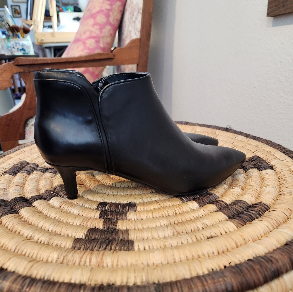 NWOT Rockport Women's Total Motion Kalila Bootie Boot - Leather Kitten Heel